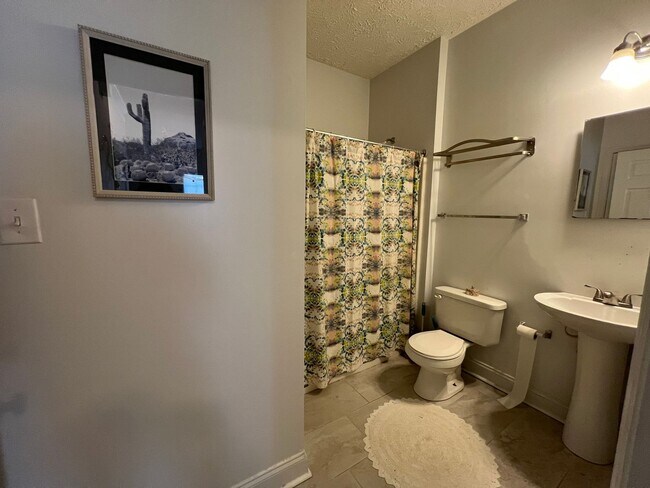 Building Photo - 4 Bedroom/4 Bathroom House!