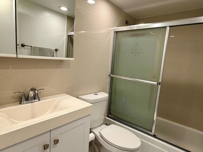 Building Photo - 3000 Riomar St