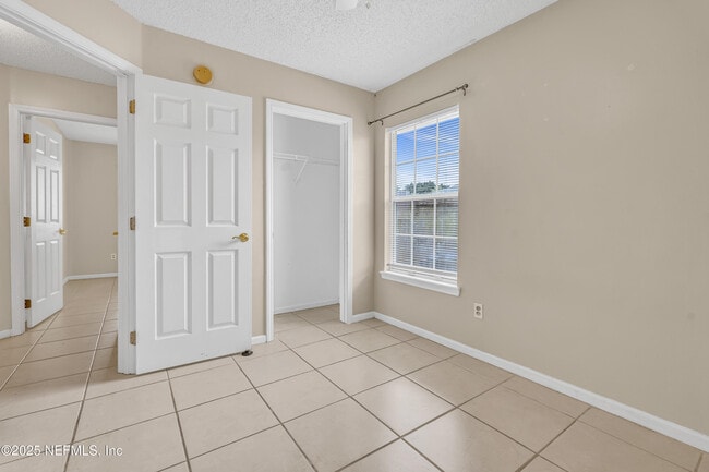 Building Photo - 2409 Cool Springs Dr S