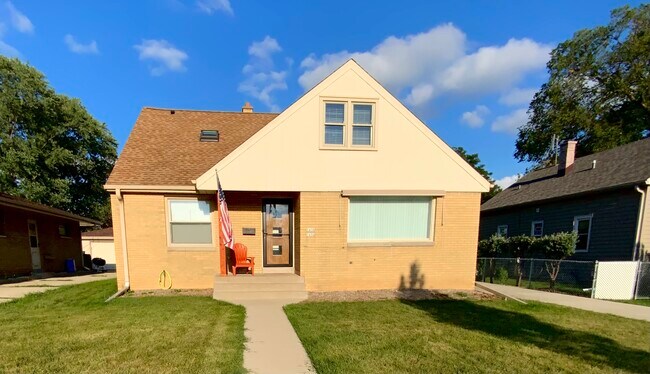 Primary Photo - 1434 S 97th St