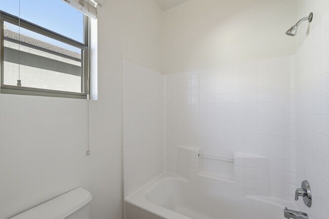 Building Photo - 907 E Catkins Pl