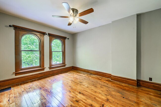 Building Photo - Short North / Victorian Village Stunning Single Family House!
