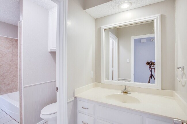 Building Photo - Fully updated 2/1.5/1 in Frenship!
