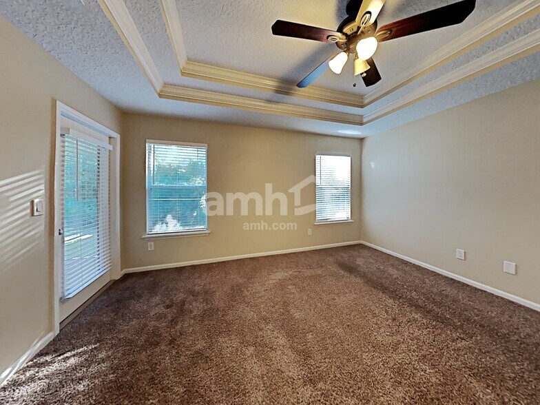 Building Photo - 11390 Oaklawn Rd
