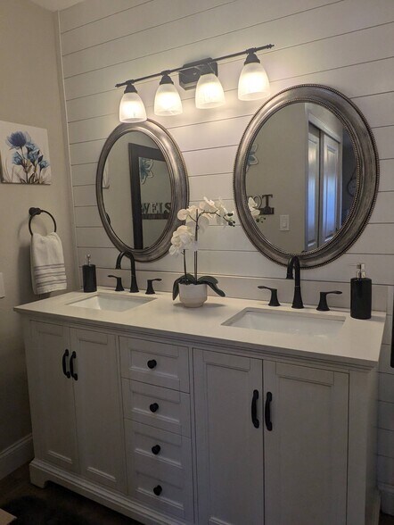 His and her vanity - 8879 E Friess Dr