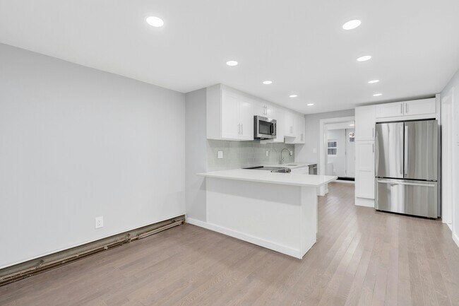 Building Photo - 826 Grand St