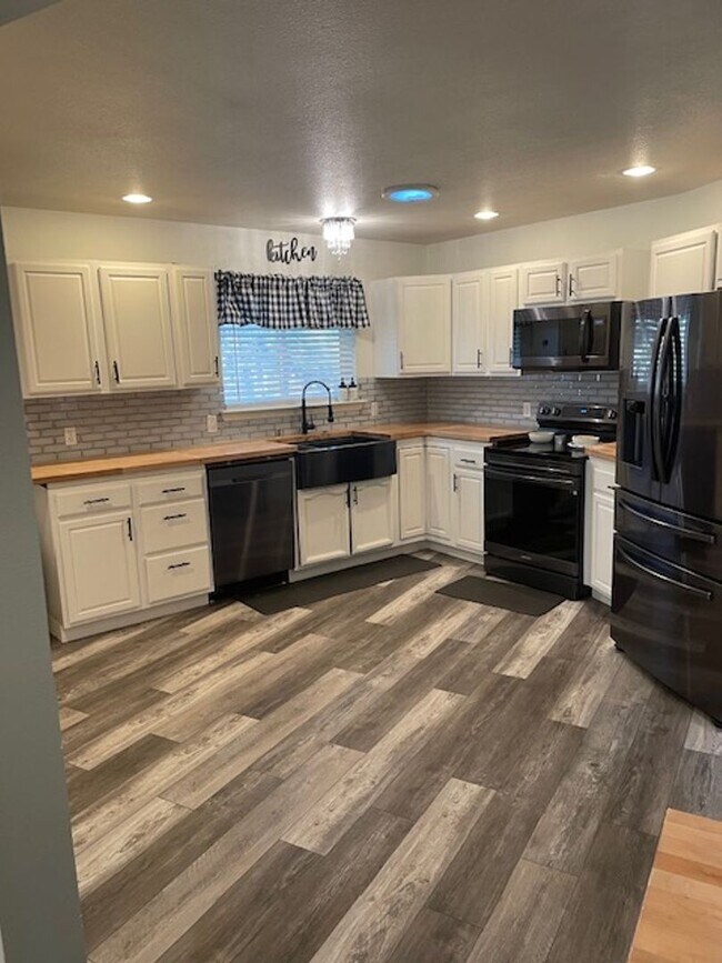 Building Photo - Private Gated 3BD/2BA Home on Acreage – Close to Bear River Highschool