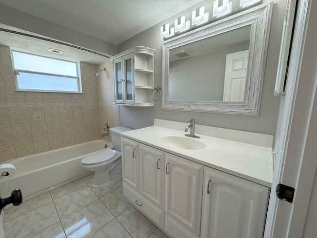 Main Bathroom - 5203 Billings Dr