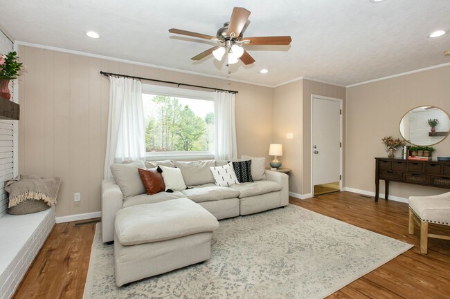 Building Photo - 3BR/2BA Home with Detached Garage – Fletch...