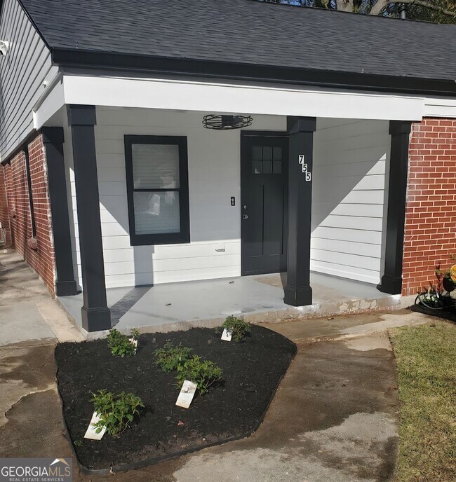 Building Photo - 755 Bonnie Brae Ave SW