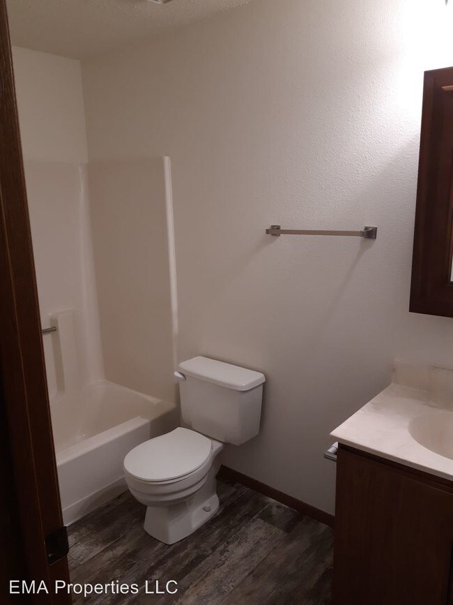 Building Photo - 1 br, 1 bath Apartment - 307 11th Ave NW