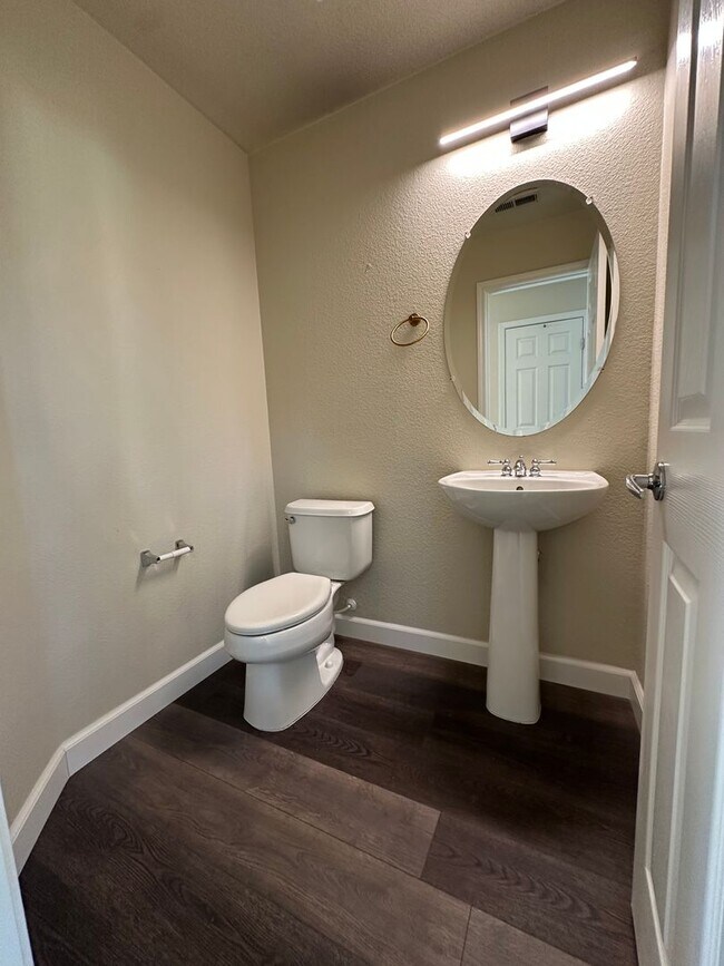 Building Photo - Beautiful 4 Bedroom, 2.5 Bath Tracy Home /...