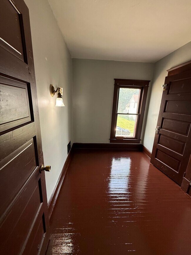 Building Photo - 4 bedrooms 2 bathrooms house