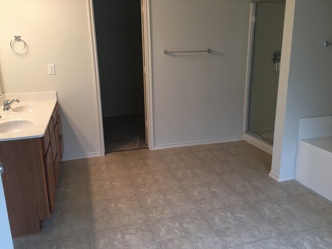 Building Photo - Texas Sized Home 5/3/2