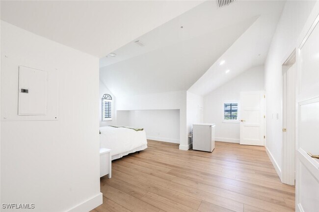 Building Photo - 888 10th St S