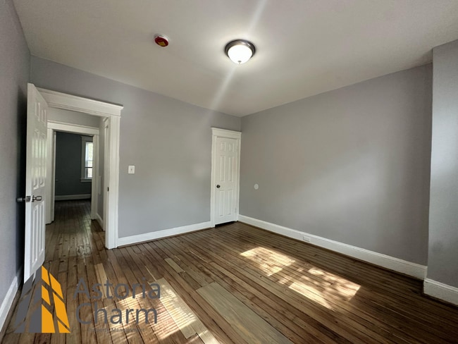 Building Photo - 4 bedroom 1 bath or 3 bedroom + den AVAILA...