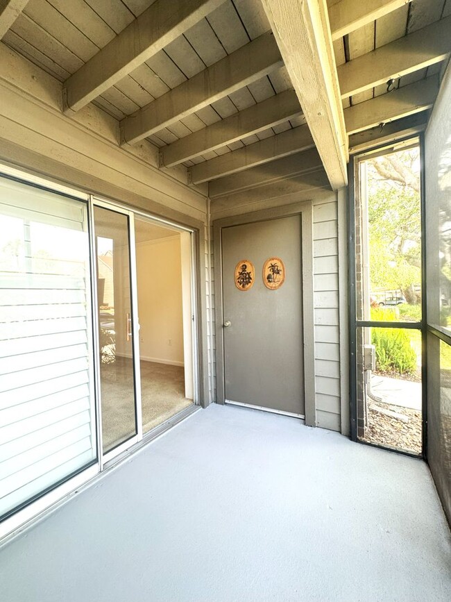 Building Photo - Beautiful Condo in the Fountains near beaches