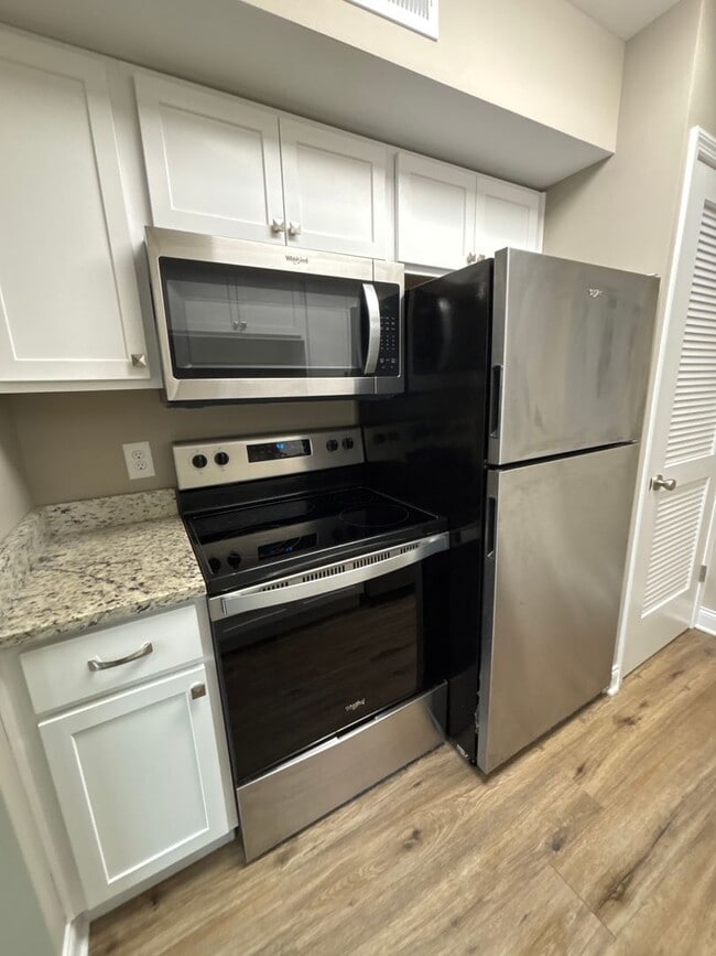 Building Photo - Move in Special 1/2 OFF 1 month's rent!