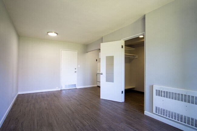 Building Photo - John's Landing: Mid-Century Studio w/ Walk-Through Closet!