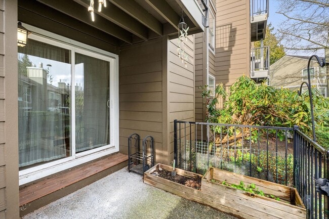 Building Photo - Spacious 2-bed 2-bath condo in Everett