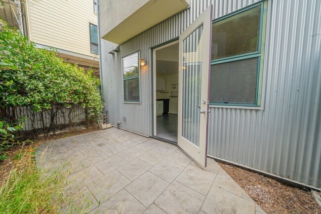 Building Photo - 3930 Shafter Ave