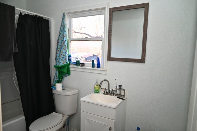 Building Photo - 902 Flood St