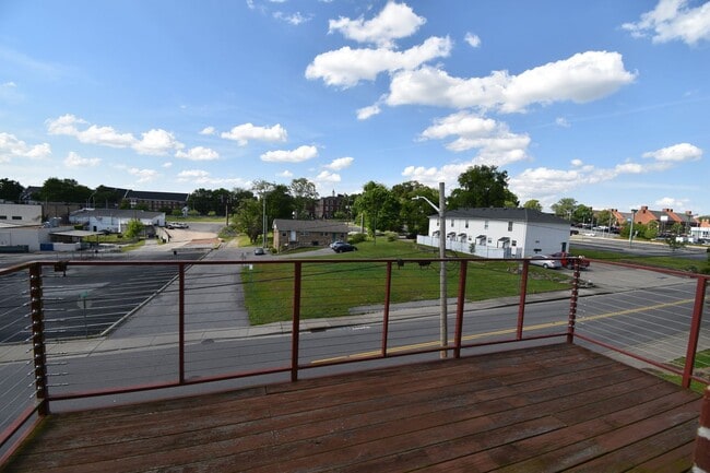 Building Photo - Large 2 Bedroom Condo For Rent Near Historic Downtown Clarksville!