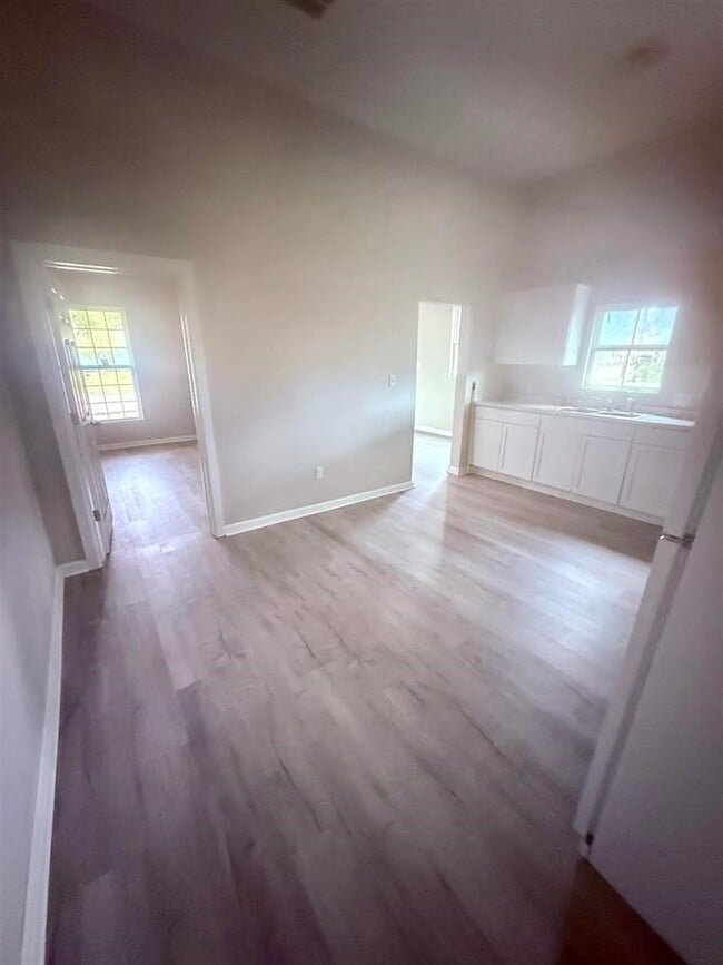 Building Photo - 2105 Laurel Ave