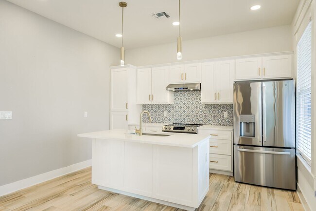 Building Photo - 120 E Magnolia Ave