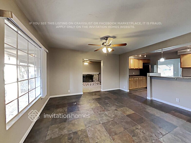 Building Photo - 2532 E Clarendon Ave