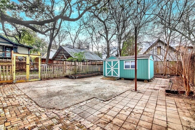 Building Photo - 809 E Riverside Dr