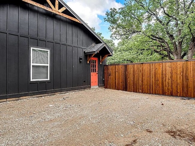 Building Photo - 90 Live Oak St