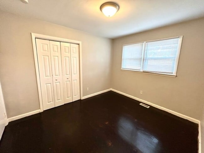 Building Photo - THREE BEDROOM ONE AND HALF BATH BRICK RANCH HOME