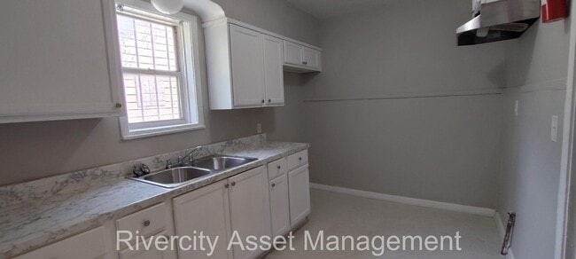 Building Photo - 2386 Larose Ave
