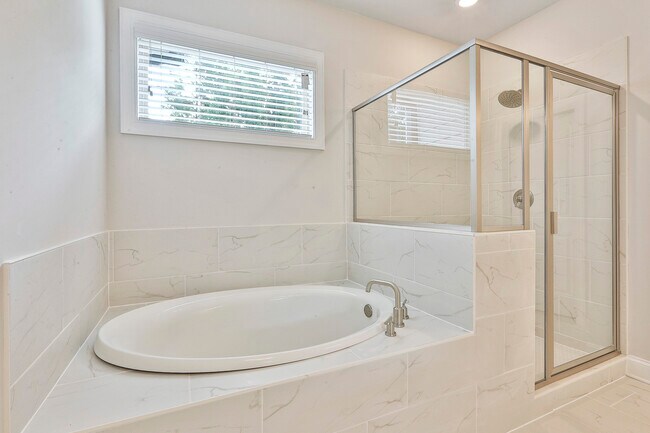 Building Photo - 335 Caledonia Ct