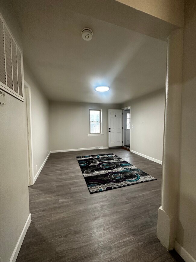 Building Photo - 721 Oneida St