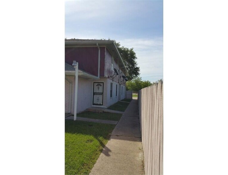 Building Photo - 10921 Roger Dr