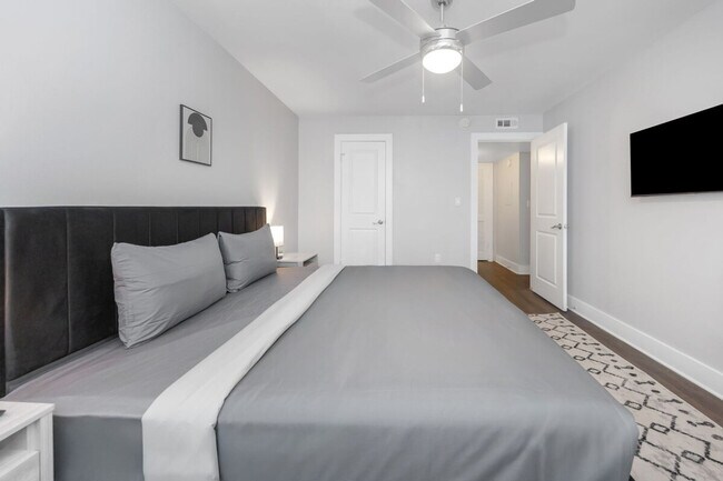 Building Photo - 4403 W Cleveland St