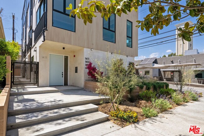 Primary Photo - 1417 S Doheny Dr