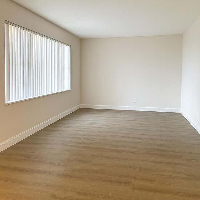 Building Photo - 537 S Sequoia Dr