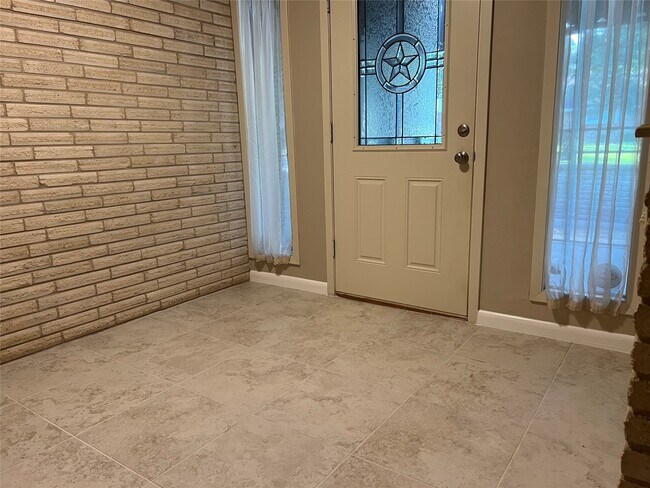 Building Photo - 401 Oakhill Dr