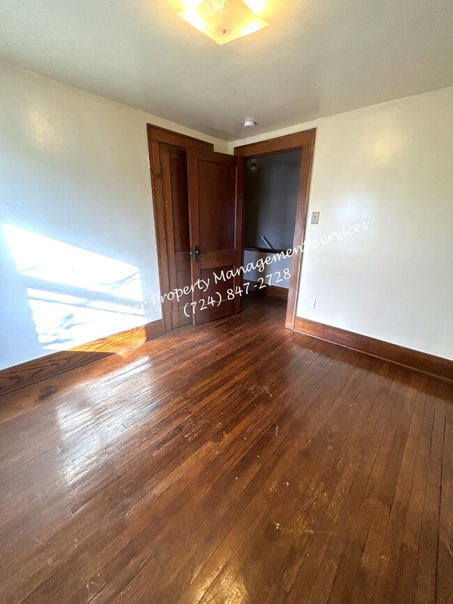 Building Photo - 979 King St