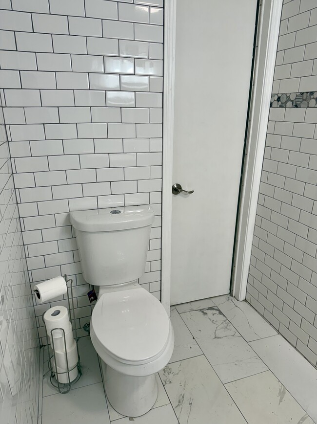 Building Photo - 986 S Hope Ave