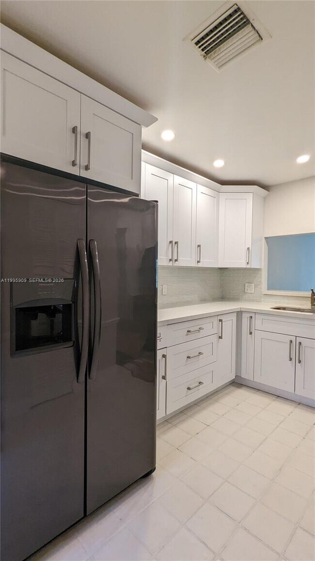 Building Photo - 460 Lakeview Dr