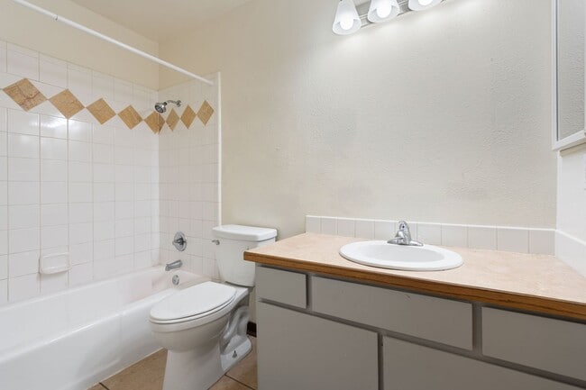 Building Photo - 2 bedroom, 1 bathroom in Loveland.