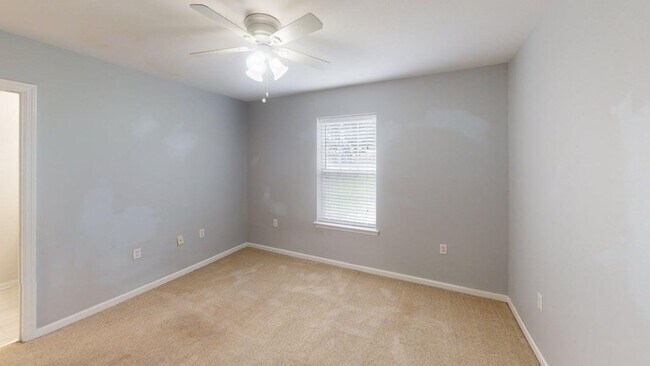 Building Photo - 910 Ave A