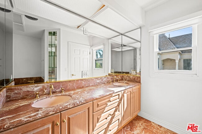 Building Photo - 500 Smithwood Dr