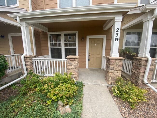 Building Photo - Beautiful 2 Bedroom 2 1/2 Bath Townhome in...