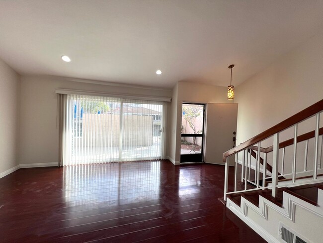 Building Photo - Large 3 bedroom townhome available in Buen...