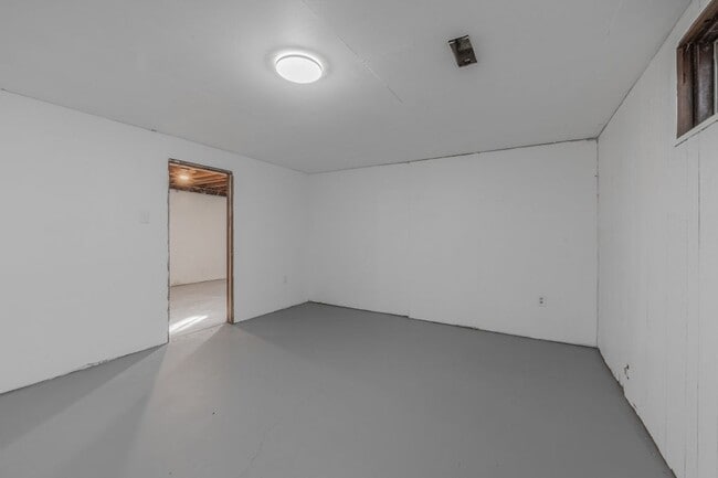 Building Photo - New Remodel 3 bed 1 bath (partial finished basement)